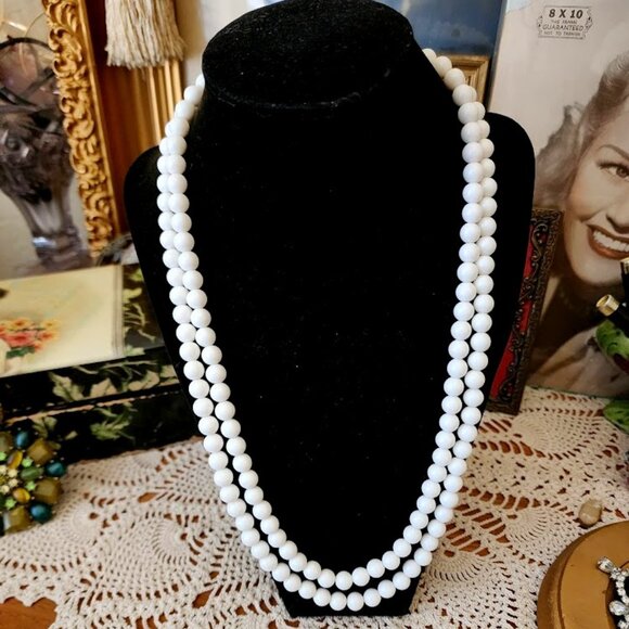 Vintage White Milk Glass Necklace - Picture 1 of 6